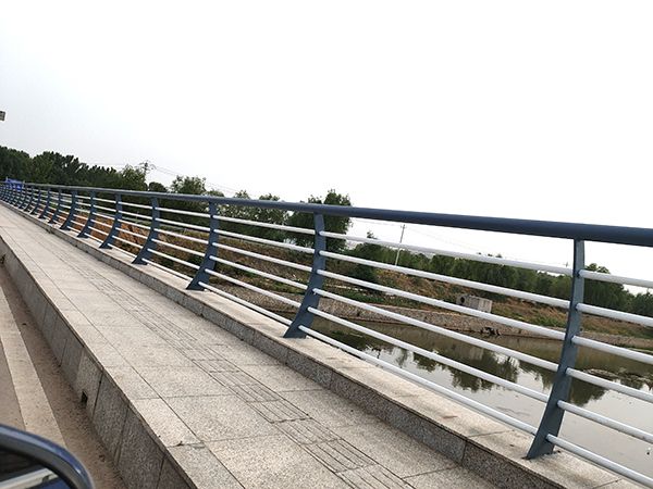 桥梁防撞护栏